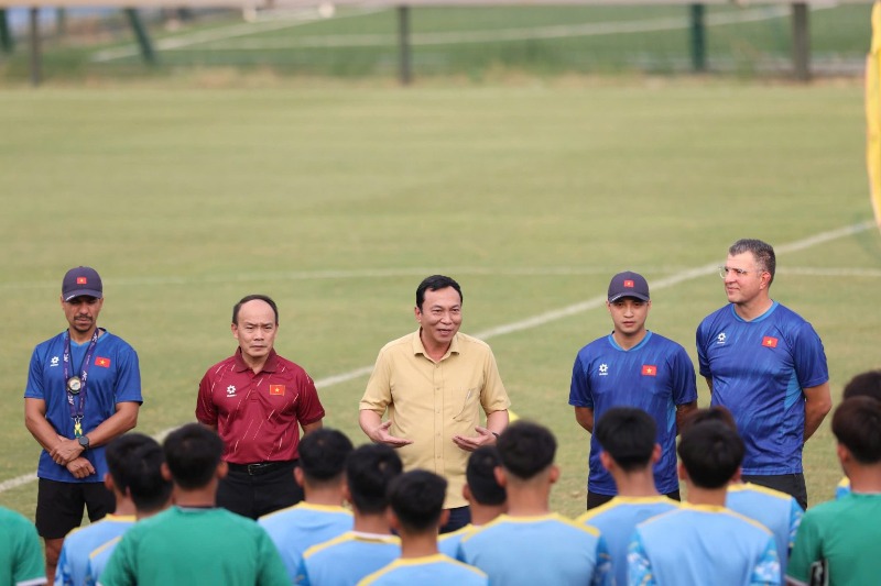 chu tich vff den tham dong vien u17 viet nam 16-10