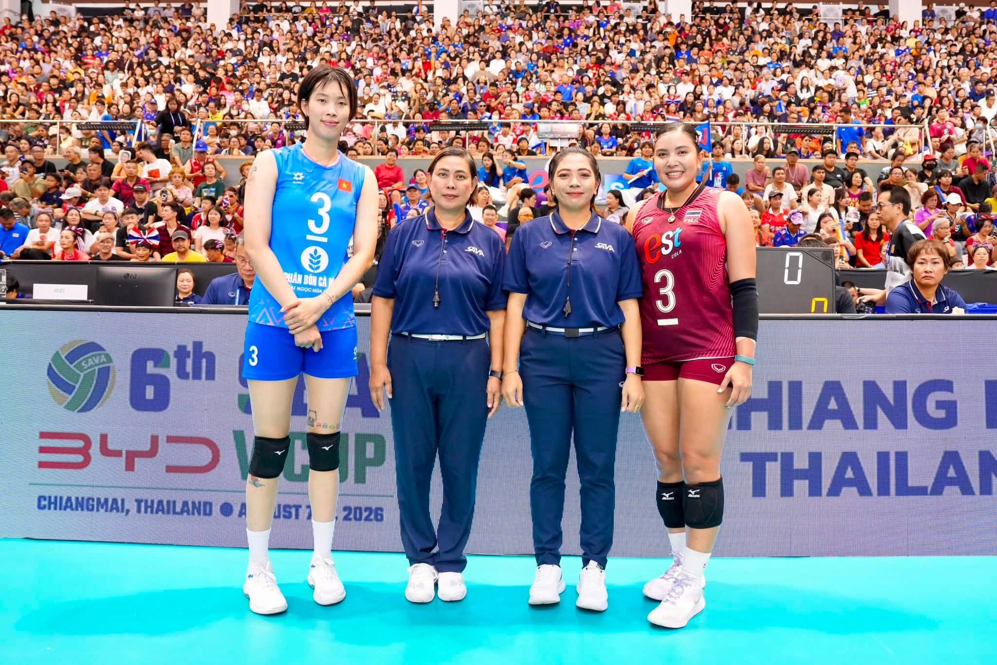 co dong vien bong chuyen thai lan bao ve thanh thuy (1)
