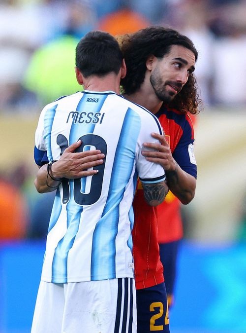 cucurella bi doi no