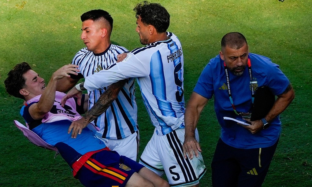 dong doi messi nhan an phat nang (2)
