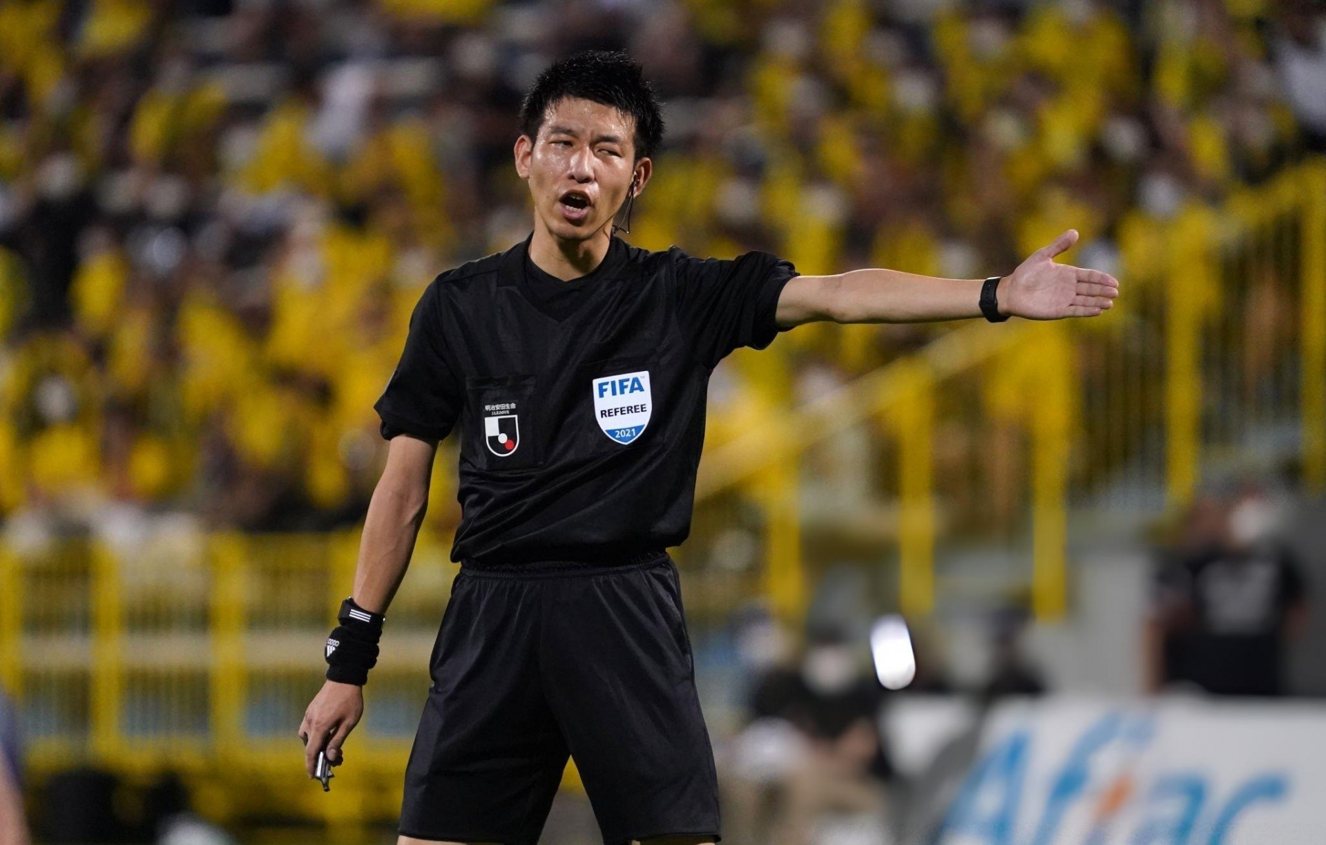 trong tai bat tran viet nam vs singapore (2)