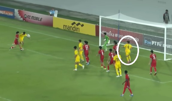 trong tai gay tranh cai u19 malaysia thang u19 singapore (5)