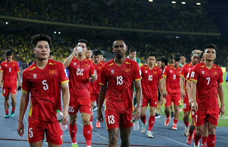 đt viet nam bat ngo tut hang fifa
