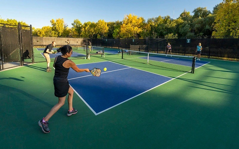 -nguoi-choi-pickleball-bi-chu-san-lat-keo