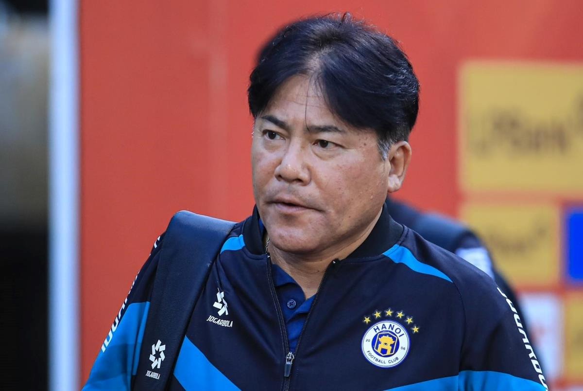 HLV Makoto Teguramori ha noi fc