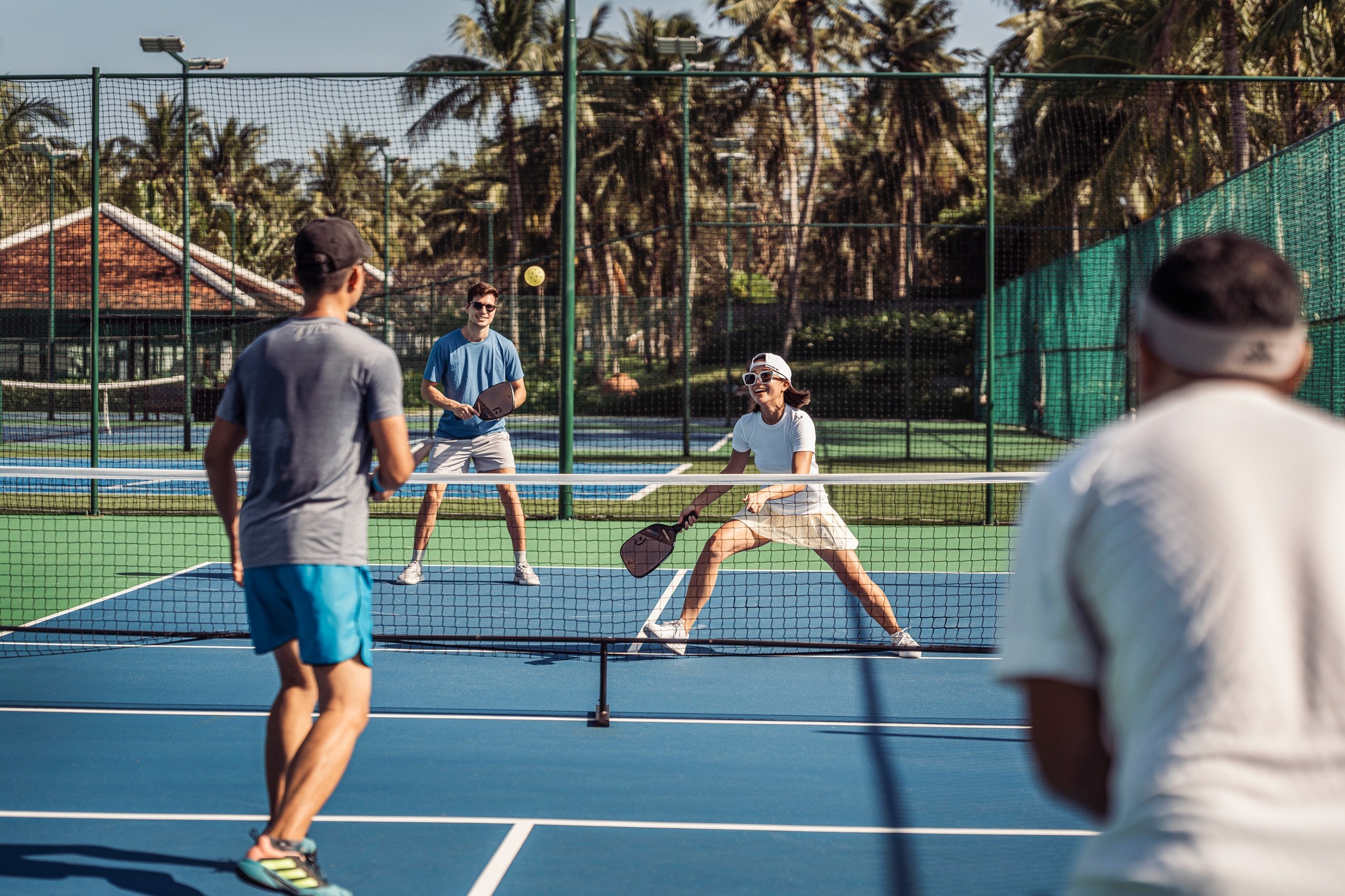 Nhiều resort đã chuyển đổi sân tennis thành sân picklebal 2
