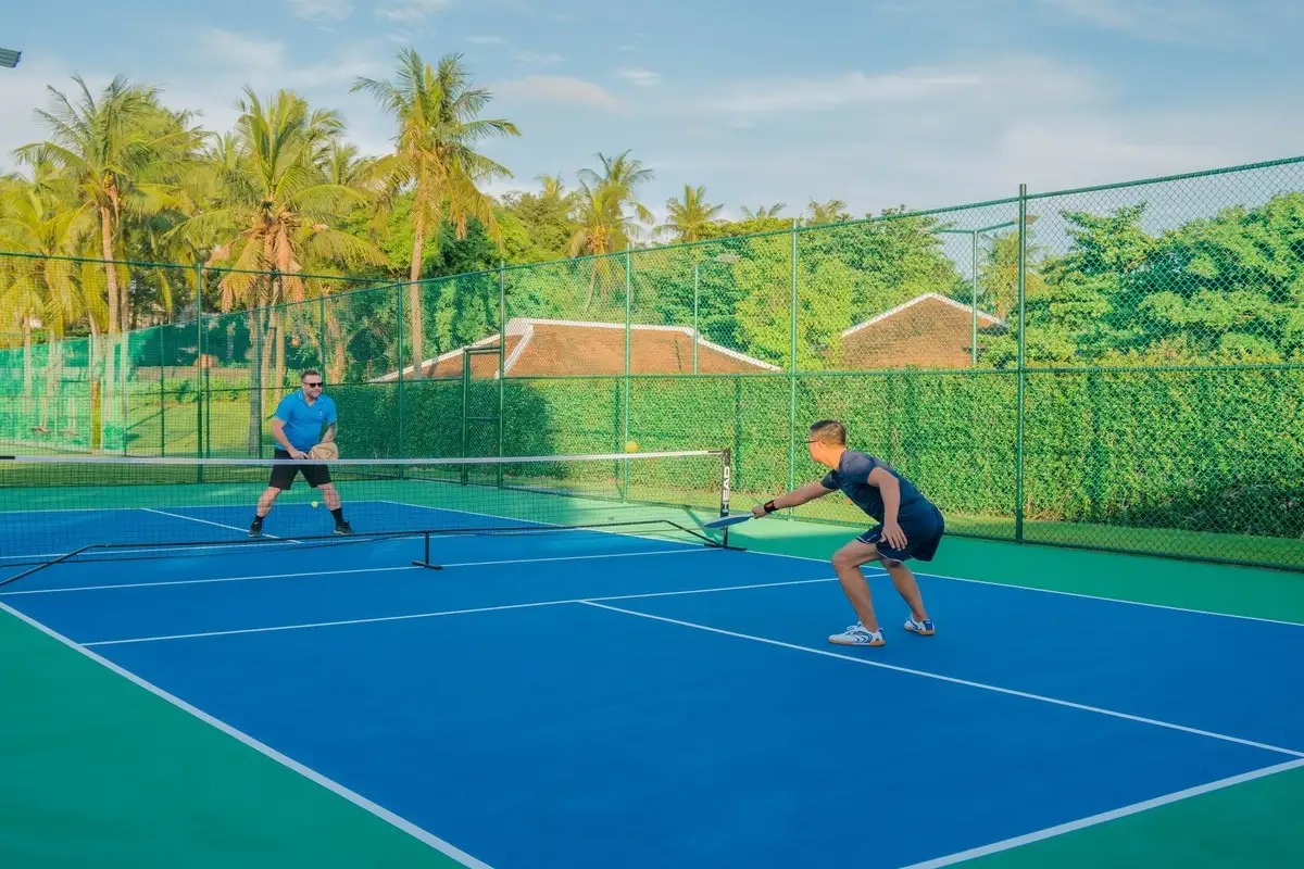 Nhiều resort đã chuyển đổi sân tennis thành sân pickleball 1