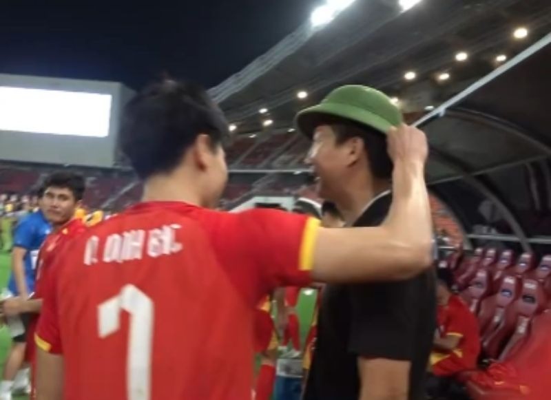 dinh bac doi mu coi cho hlv kim sang sik 1