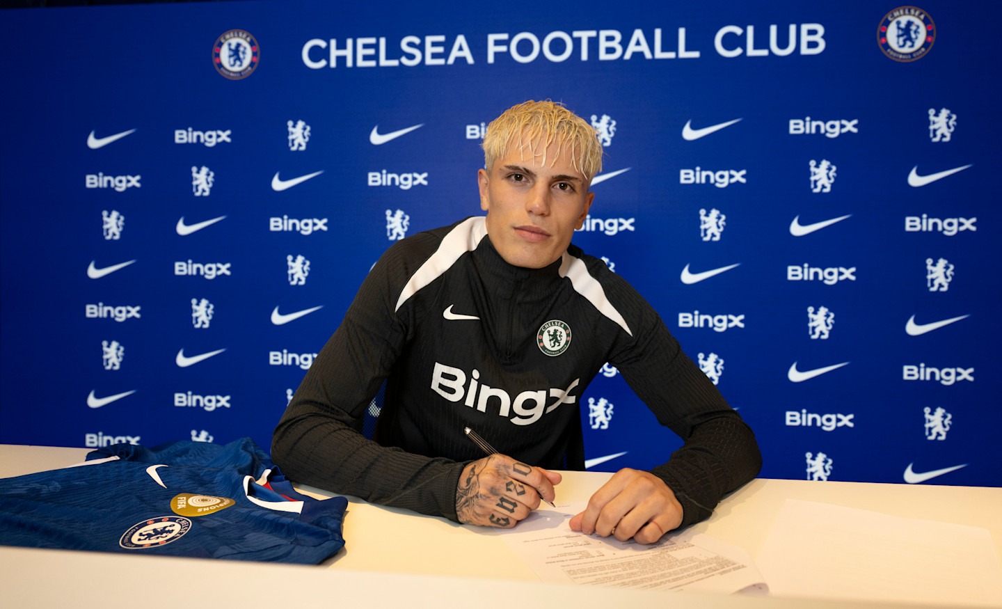 Alejandro Garnacho chính thức gia nhập Chelsea.