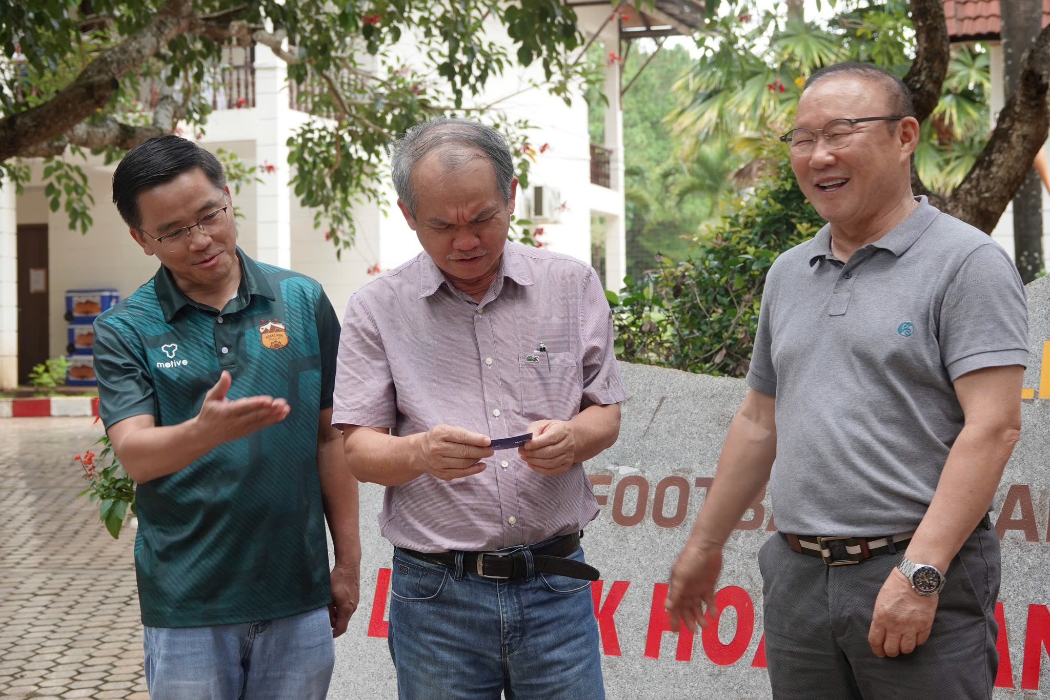 hlv park hang seo tang qua cho bau duc