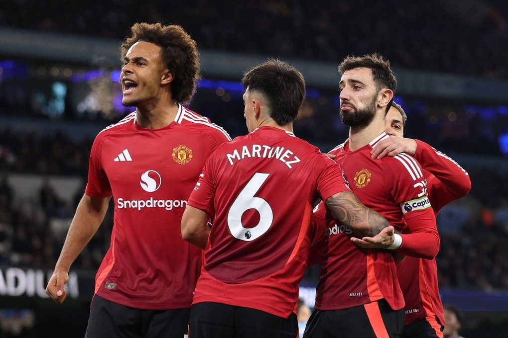 man utd chia tay nhieu cau thu
