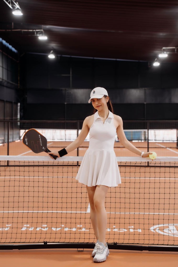 nhat le khoe dang tren san pickleball 4