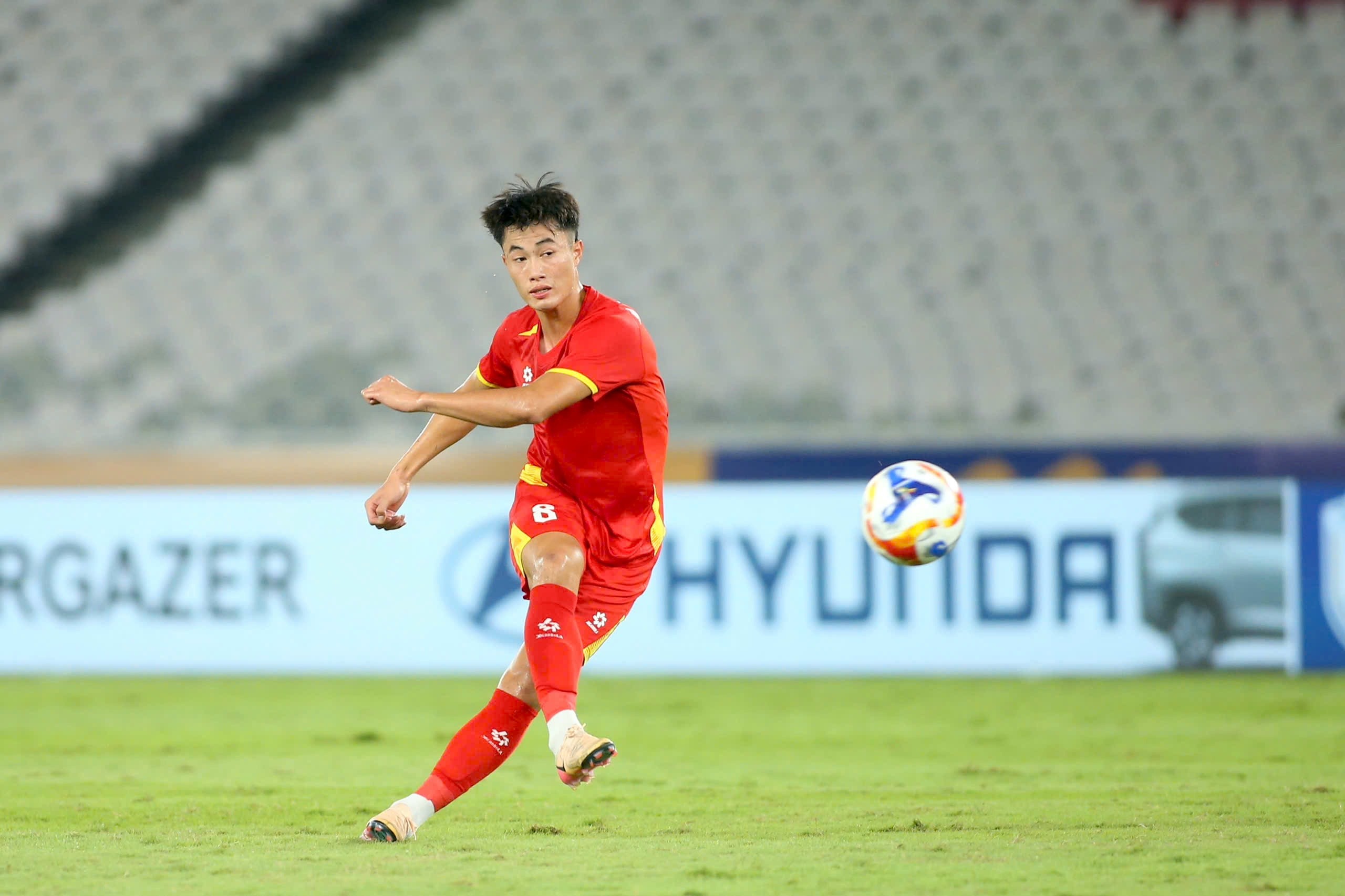 van truong u22 viet nam chan thuong