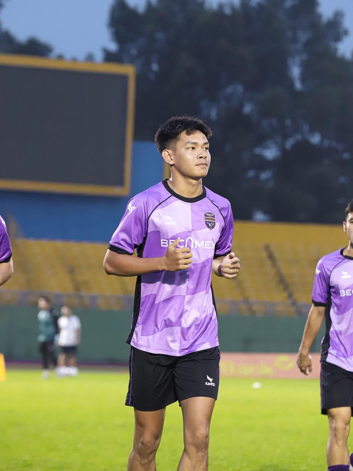 vi hao tro lai san co