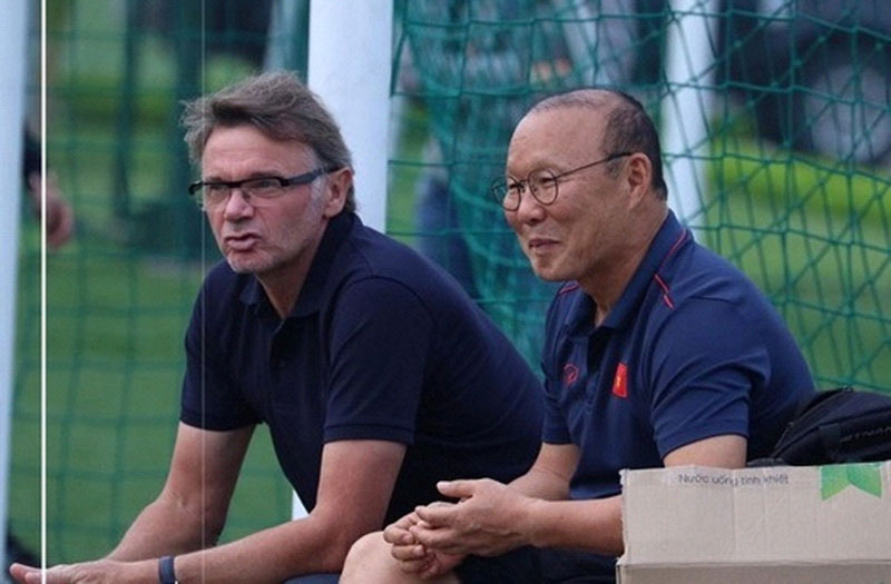 HLV Philippe Troussier hành động gây tranh cãi khiến ĐT Việt Nam 'nội chiến': VFF nhận 'mưa gạch đá'