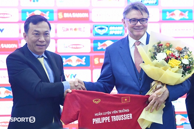 Trò cũ HLV Park đột ngột giải nghệ sau khi HLV Philippe Troussier chốt danh sách Đội tuyển Việt Nam