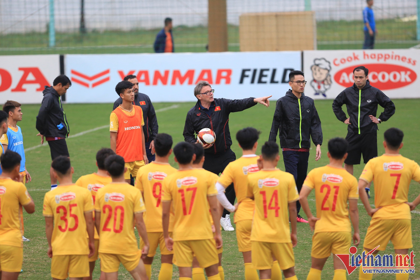 Danh sách ĐT Việt Nam hướng đến World Cup: HLV Troussier thẳng tay gạch tên 4 ngôi sao gây tiếc nuối