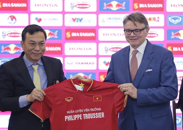 Kế hoạch nâng cấp ĐT Việt Nam liên tục 'phá sản': VFF bất lực, HLV Troussier đưa ra yêu cầu khó tin