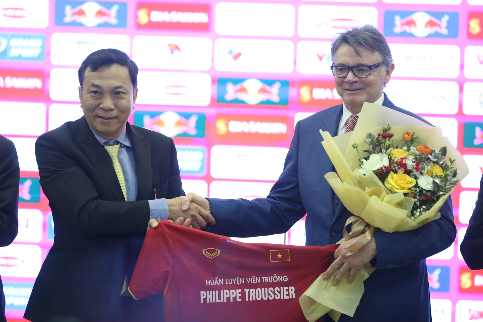 FIFA bị chỉ trích vì phá hỏng World Cup: HLV Troussier khó vượt HLV Park, ĐT Việt Nam bị ảnh hưởng?