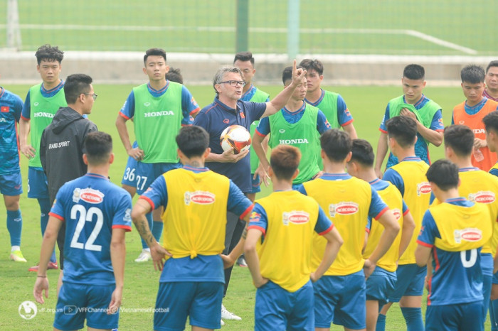 HLV Troussier 'loại thẳng tay' nửa danh sách Đội tuyển Việt Nam; Quang Hải, Công Phượng bị gạch tên?