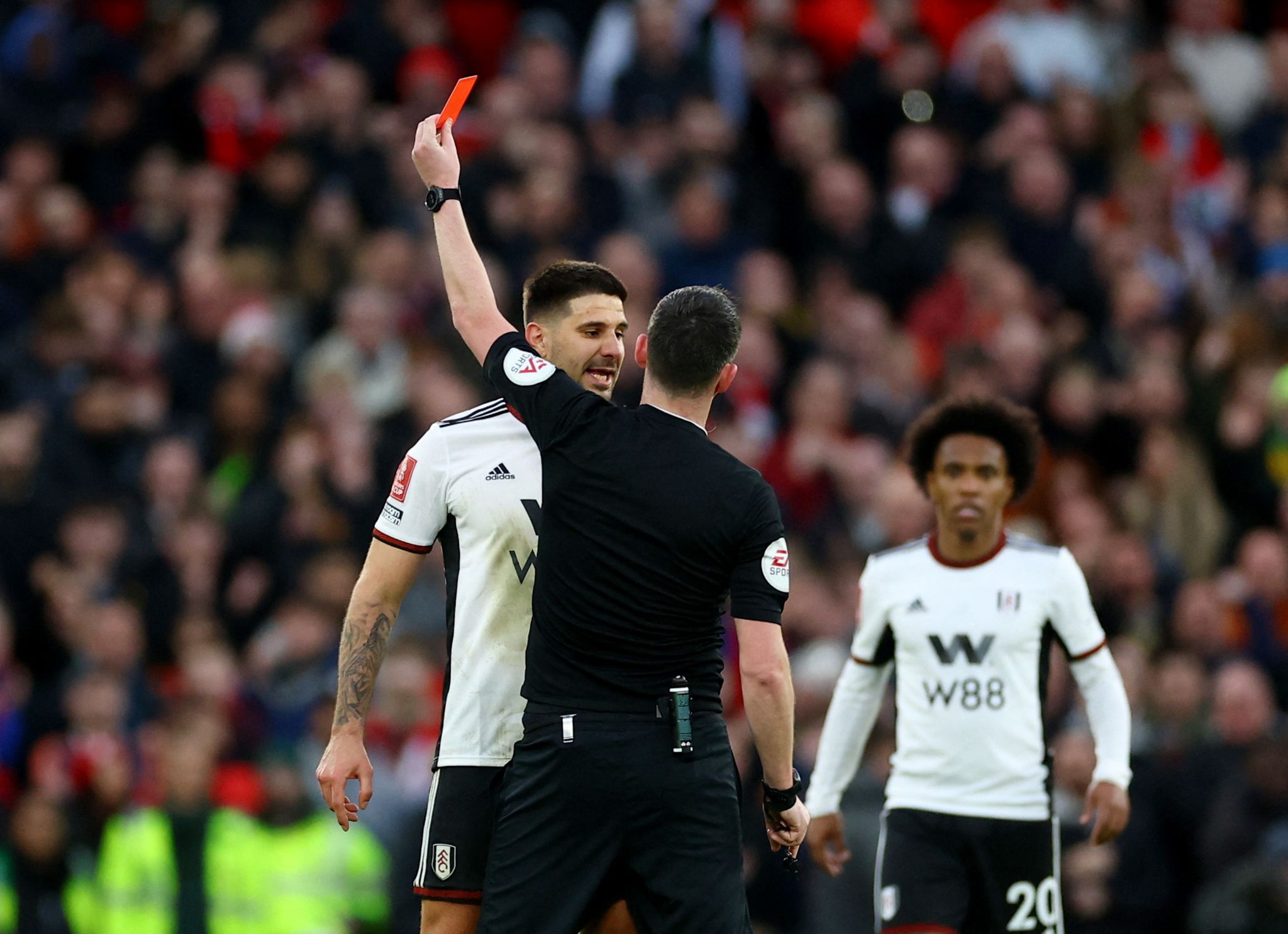 Cả gan 'chống lại' Man Utd, siêu tiền đạo Ngoại hạng Anh bị FA thẳng tay kỷ luật với án phạt khó tin
