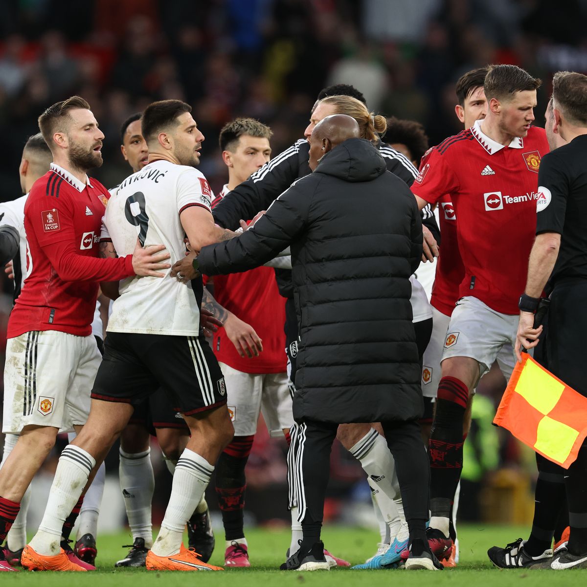 Cả gan 'chống lại' Man Utd, siêu tiền đạo Ngoại hạng Anh bị FA thẳng tay kỷ luật với án phạt khó tin