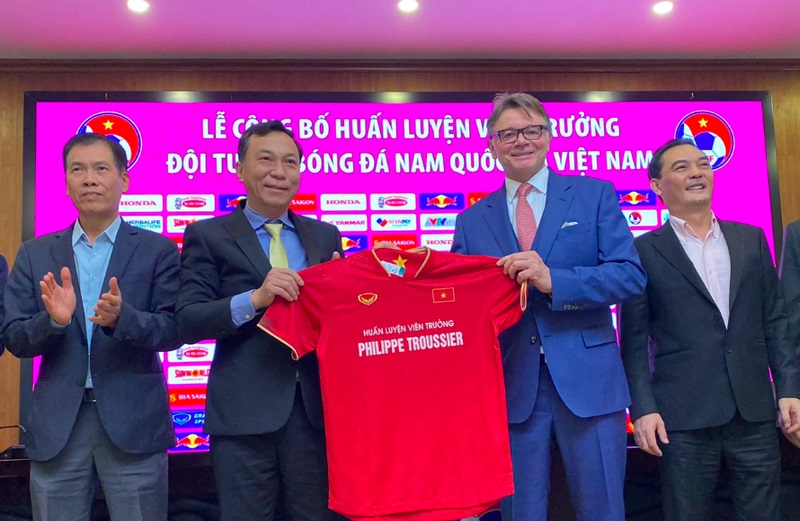 Bóng đá Việt Nam chính thức sở hữu thần đồng Barca, HLV Troussier được 'tiếp lửa' dự World Cup 2026?