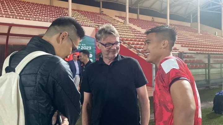 HLV Troussier trực tiếp tìm gặp 'Quang Hải mới': ĐT Việt Nam có 'siêu sát thủ' chuẩn bị cho WC 2026?