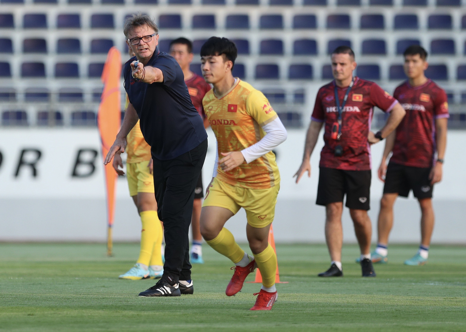 HLV Troussier nhận tin xấu: Trụ cột U22 Việt Nam chấn thương làm thay đổi sự nghiệp ở SEA Games 32?