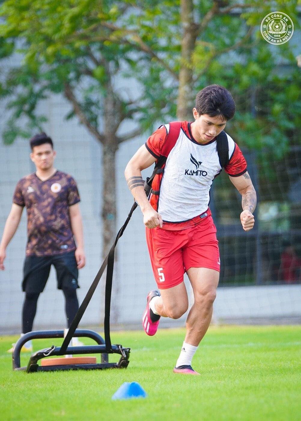 Sát thềm SEA Games, Đoàn Văn Hậu báo tin vui trong ngày HLV Troussier 'phá kỷ lục' cùng U22 Việt Nam