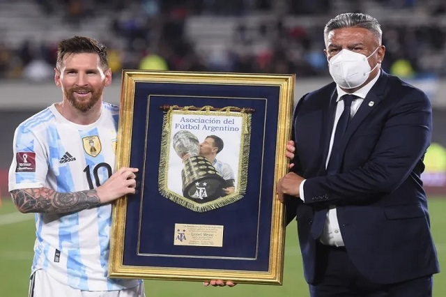 Cầu thủ vô danh đi vào kỷ lục guinness với cột mốc khó tin, cả Messi và Ronaldo cả đời không phá nổi