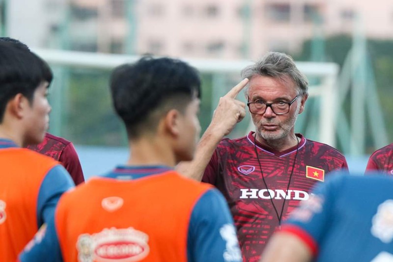 Tin bóng đá trưa 7/9: HLV Troussier: 'U23 Việt Nam đáng bị chỉ trích'; U23 Thái Lan nguy cơ bị loại?