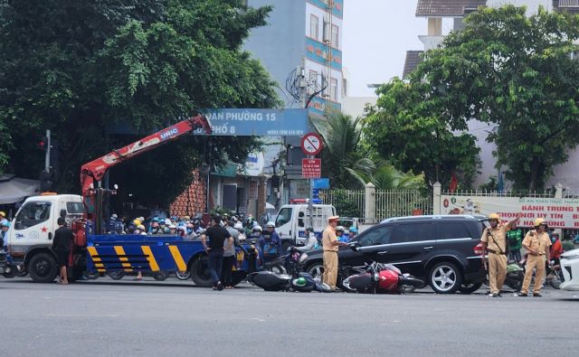 hien-truong-o-to-Mercedes-tong-lien-hoan-3-xe-may-tphcm-1