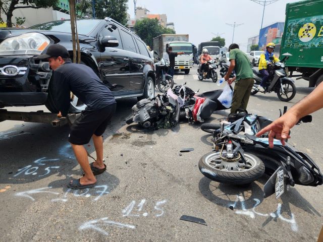 hien-truong-o-to-Mercedes-tong-lien-hoan-3-xe-may-tphcm-2