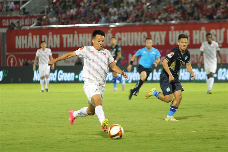 Bảng xếp hạng V.League 2023/24 mới nhất: Dàn sao ĐT Việt Nam tỏa sáng; CLB CAHN bất ngờ sảy chân?