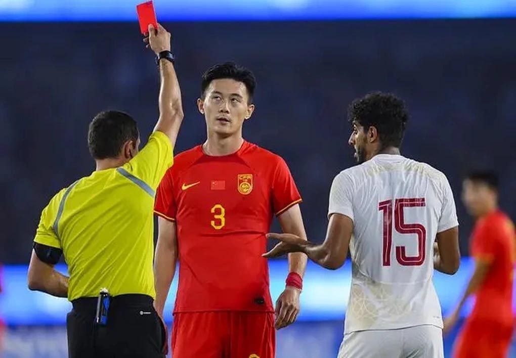 ĐT Trung Quốc nhận án phạt nặng từ AFC, ĐT Việt Nam rộng cửa nối dài kỷ lục dưới thời HLV Troussier?