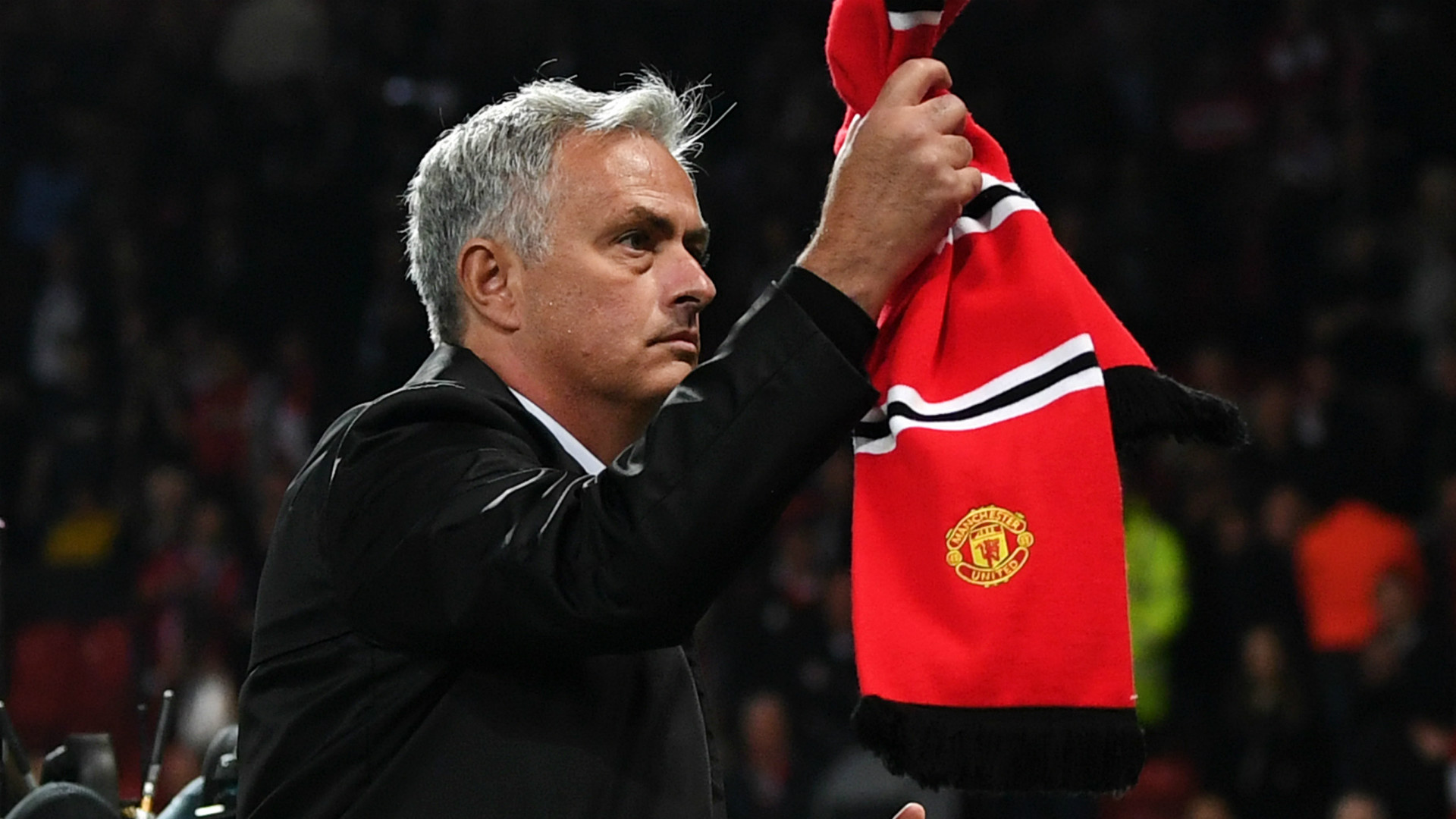 Tin chuyển nhượng tối 16/1: MU bổ nhiệm Mourinho thay Ten Hag; 'Báu vật' Barca gia nhập Man United?