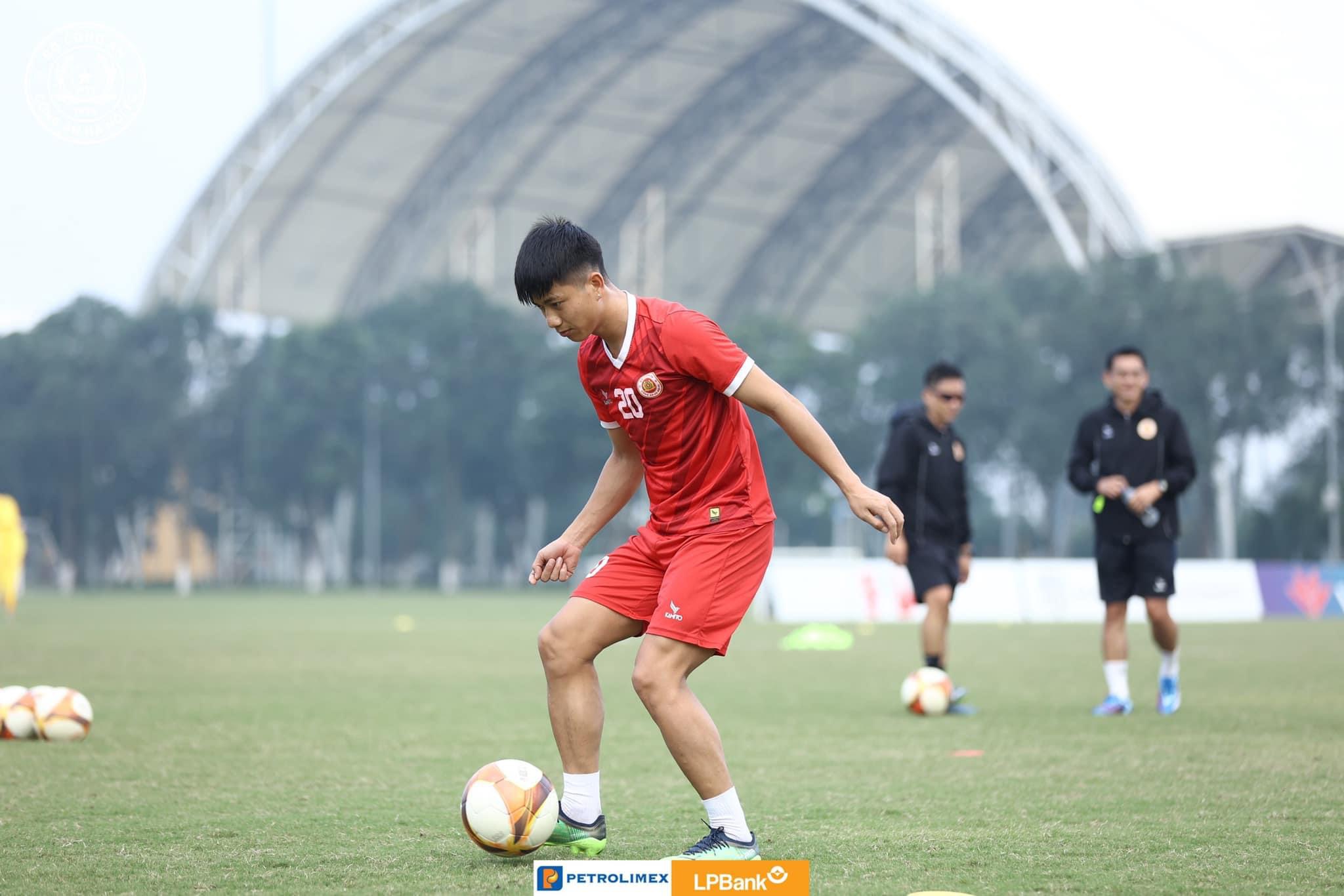 Tin bóng đá trưa 4/2: Vụ HLV Park dẫn dắt Singapore ngã ngũ; 'Người hùng Thường Châu' gây bất ngờ