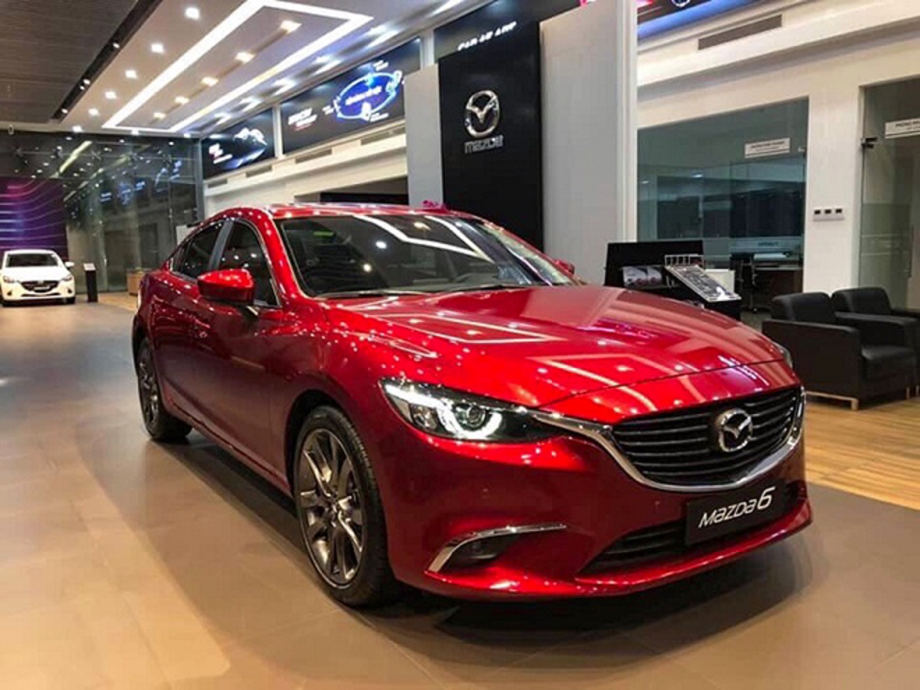 Competitor Toyota Camry shocked by up to 100 million VND at the dealer, surprising Vietnamese customers