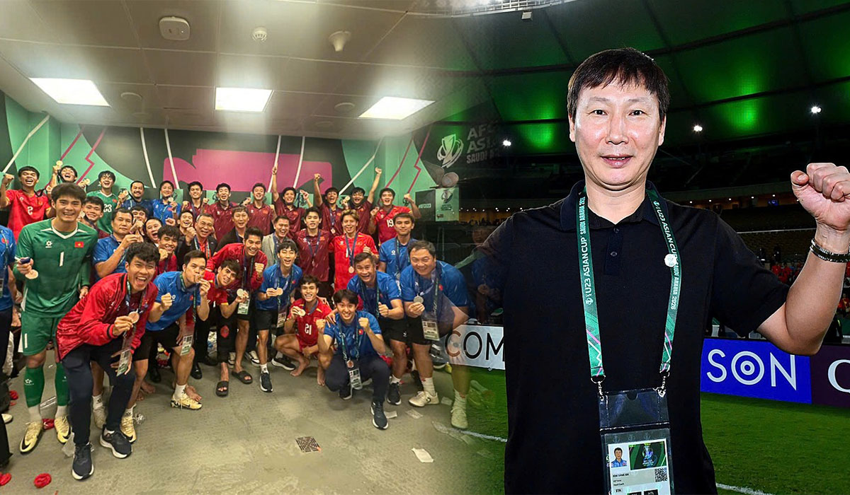 Tuyển quân cho ĐT Việt Nam quyết đấu Malaysia, HLV Kim Sang-sik bất ngờ nhận \\\'món quà lớn\\\'